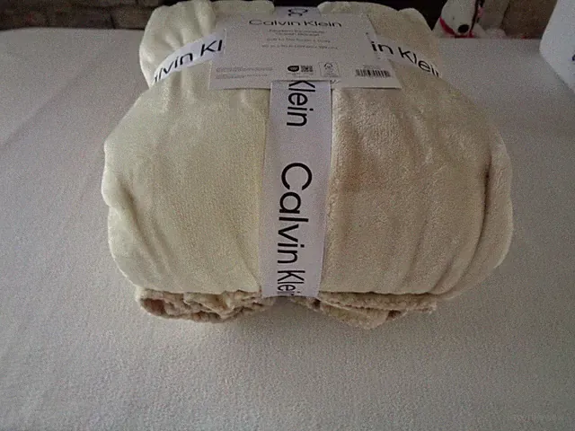 Calvin Klein BLANKET QUEEN 90" x 90" Modern Reversible BEIGE/CREAM super soft