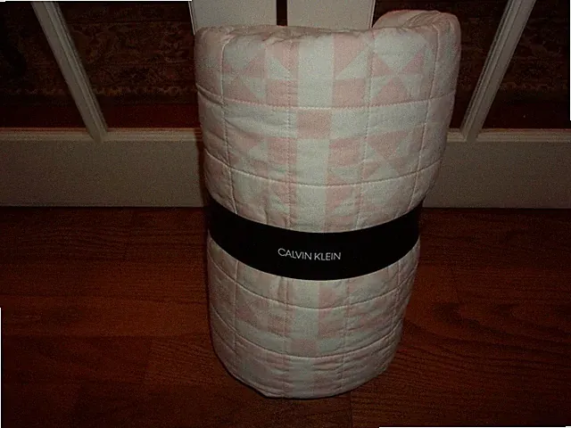 NIP Calvin Klein Abigail Pink White Queen Quilt